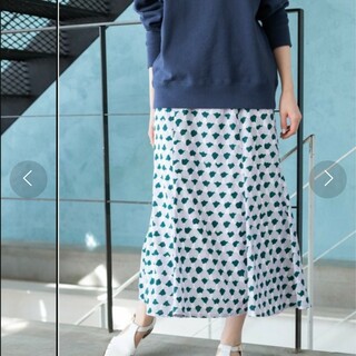 イエナ(IENA)の新品 イエナ プリントマーメイドスカート グリーン系　ハートデザイン サイズ40(ロングスカート)
