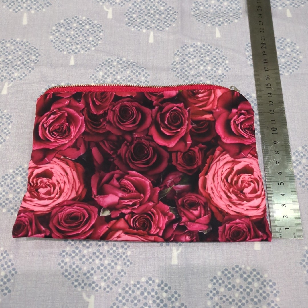 薔薇　フラットポーチ ハンドメイドのファッション小物(ポーチ)の商品写真
