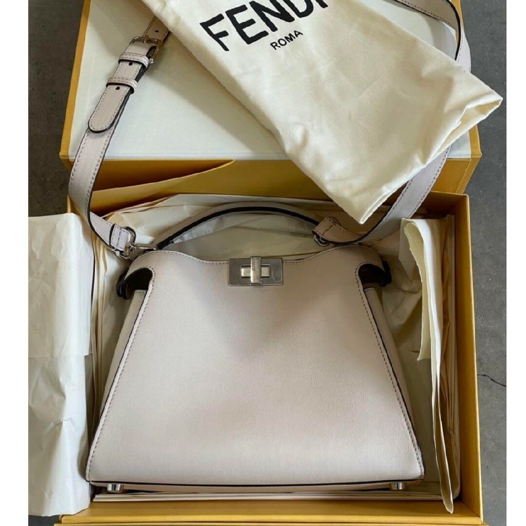 FENDI(フェンディ)の値下げ正規品FENDI ピーカブー レディースのバッグ(ショルダーバッグ)の商品写真