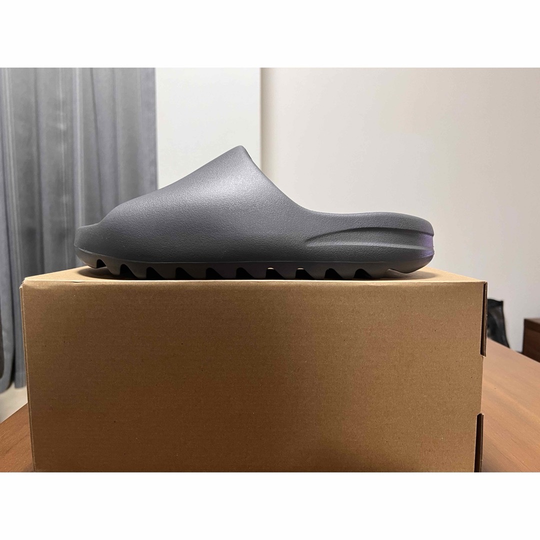 YEEZY（adidas）(イージー)のadidas YEEZY Slide Slate Grey 28.5cm メンズの靴/シューズ(サンダル)の商品写真