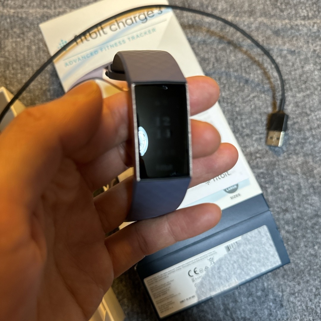 Google(グーグル)のFitbit フィットネストラッカー CHARGE3 ブルーグレー スマホ/家電/カメラのスマートフォン/携帯電話(その他)の商品写真