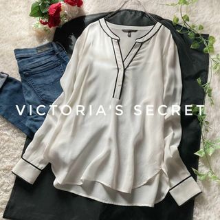 ヴィクトリアズシークレット(Victoria's Secret)のヴィクリアシークレット　ピュアシルク　Vネックスキッパーブラウス　白黒　Sサイズ(シャツ/ブラウス(長袖/七分))