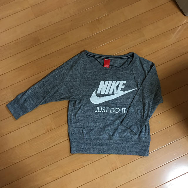 NIKE(ナイキ)のナイキトレーナー レディースのトップス(トレーナー/スウェット)の商品写真