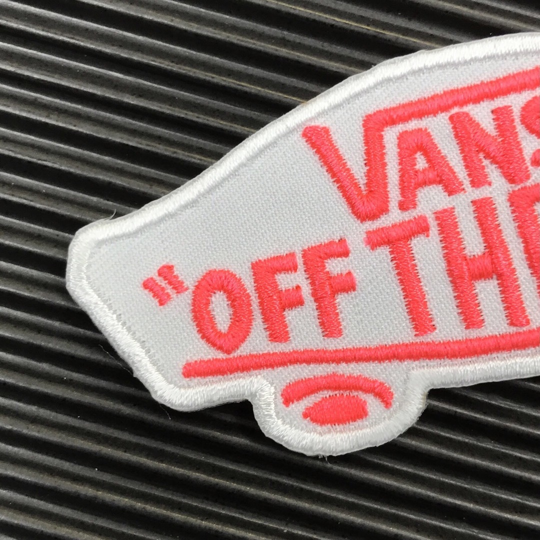 VANS(ヴァンズ)のVANS OFF THE WALL ロゴ 白×蛍光ピンク アイロンワッペン D レディースの帽子(その他)の商品写真