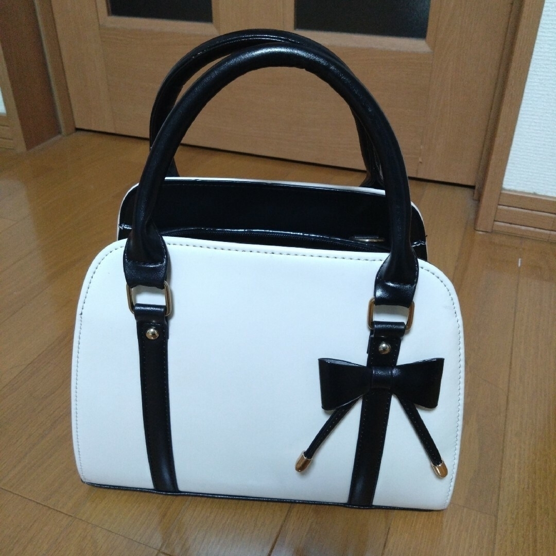 【未使用品】ハンドバッグ　2way ショルダーバッグ　リボン付　ホワイト レディースのバッグ(ハンドバッグ)の商品写真