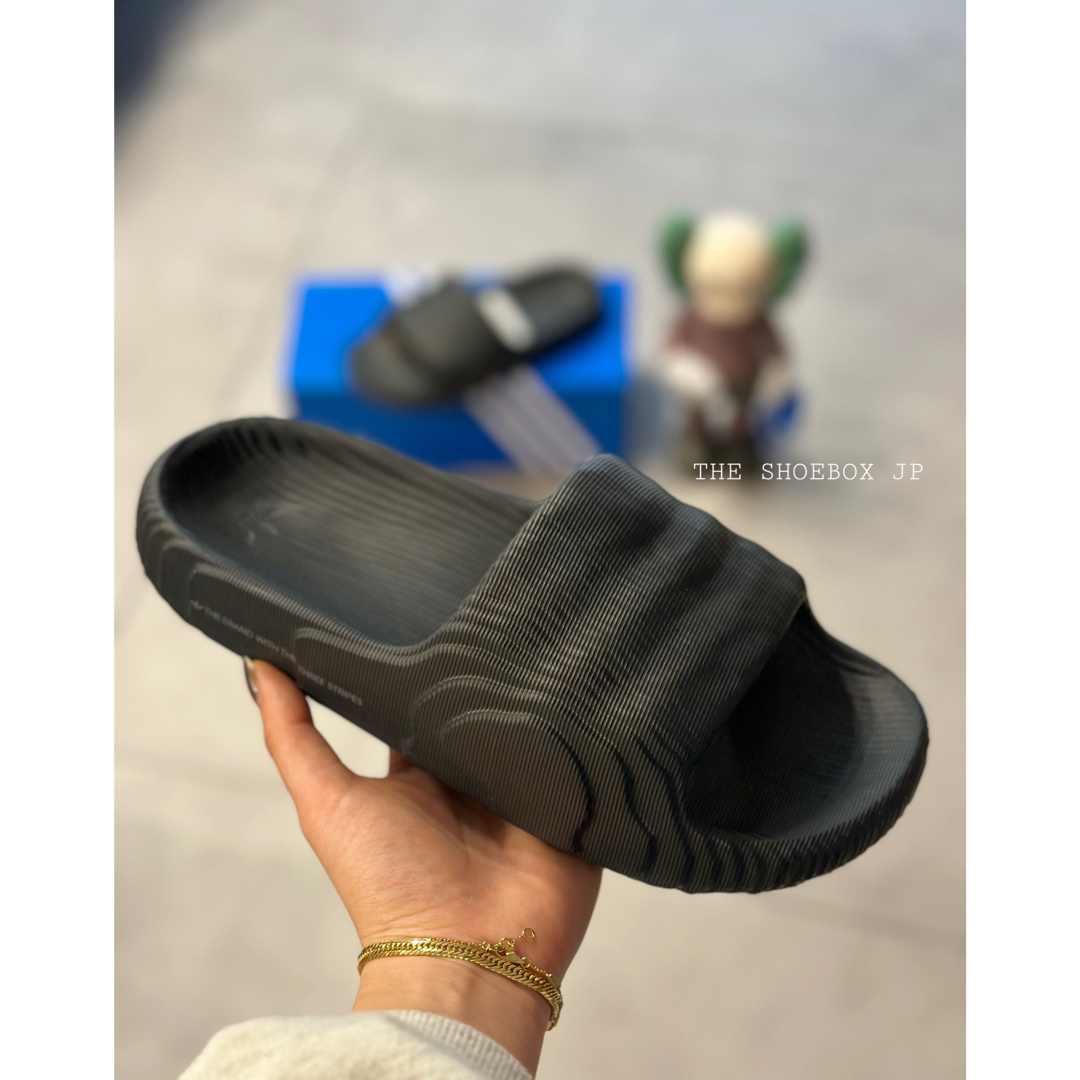 adidas(アディダス)の新品！アディダス アディレッタ22 スライド サンダル カーボン 24.5cm レディースの靴/シューズ(サンダル)の商品写真