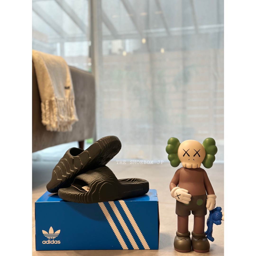 adidas(アディダス)の新品！アディダス アディレッタ22 スライド サンダル カーボン 24.5cm レディースの靴/シューズ(サンダル)の商品写真