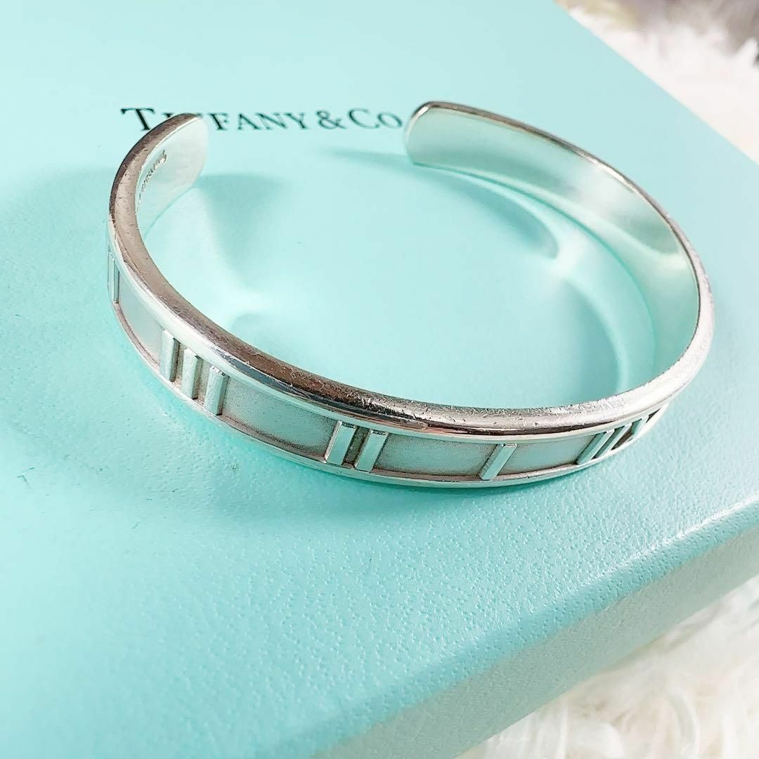 Tiffany & Co.(ティファニー)の美品 TIFFANY&Co ティファニー アトラス バングル シルバー 英文字 レディースのアクセサリー(ブレスレット/バングル)の商品写真