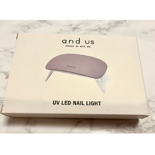 新品未開封　スリーコインズ　UVLEDネイルライト／and us(ネイル用品)