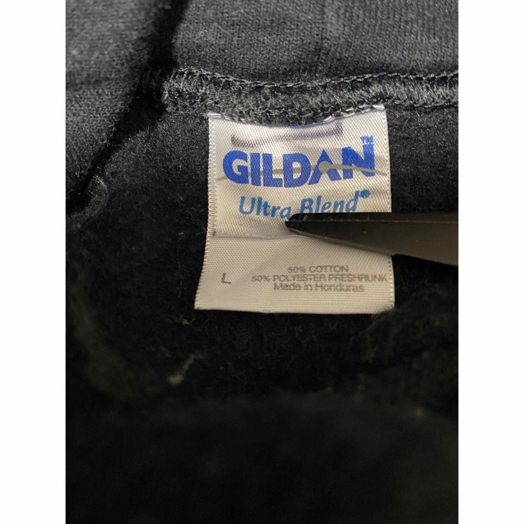GILDAN(ギルタン)のフーディー古着　ギルダンパーカー　L  アーチロゴ　カレッジロゴ　パーカー古着 メンズのトップス(パーカー)の商品写真