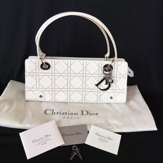 クリスチャンディオール(Christian Dior)のChristian Dior カナージュ スタッズ ショルダーバッグ 白(ショルダーバッグ)