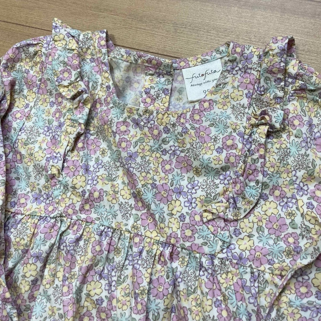 futafuta(フタフタ)の美品　95サイズ　フタフタ　トップス　花柄 キッズ/ベビー/マタニティのキッズ服女の子用(90cm~)(ブラウス)の商品写真