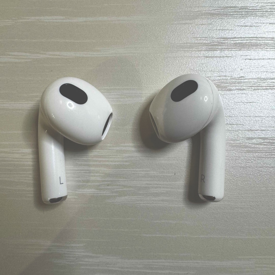 Apple(アップル)の【美品】Apple アップル AirPods 第3世代 ワイヤレス イヤホン スマホ/家電/カメラのオーディオ機器(ヘッドフォン/イヤフォン)の商品写真