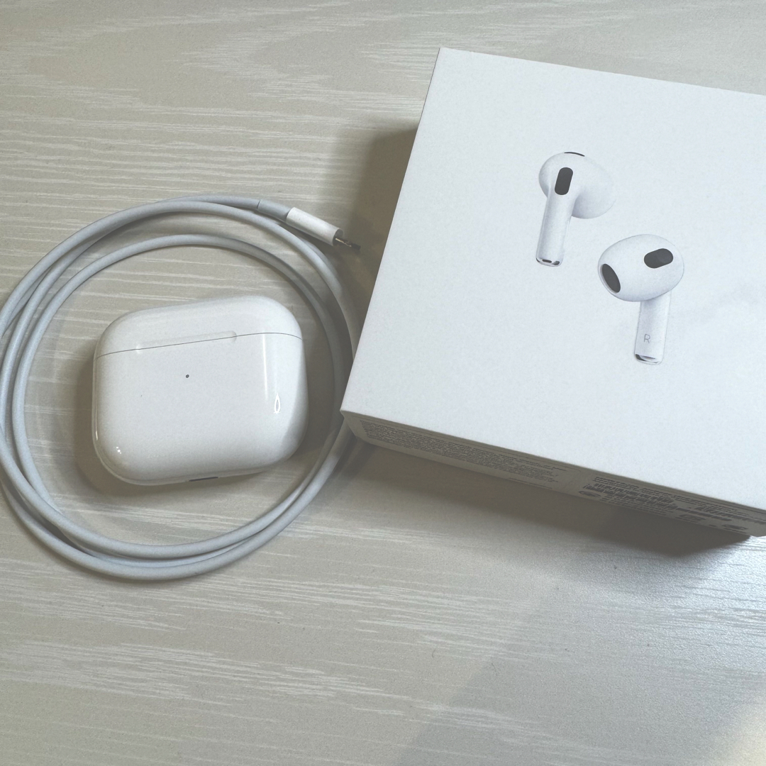 Apple(アップル)の【美品】Apple アップル AirPods 第3世代 ワイヤレス イヤホン スマホ/家電/カメラのオーディオ機器(ヘッドフォン/イヤフォン)の商品写真