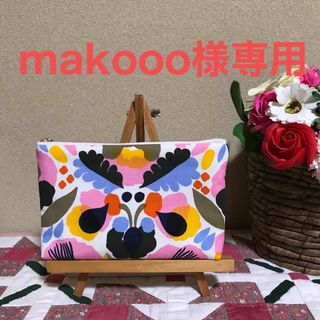 マリメッコ(marimekko)のマリメッコ    生地　ハンドメイド　ピエニハッタラクッカ　18cmポーチ(ポーチ)