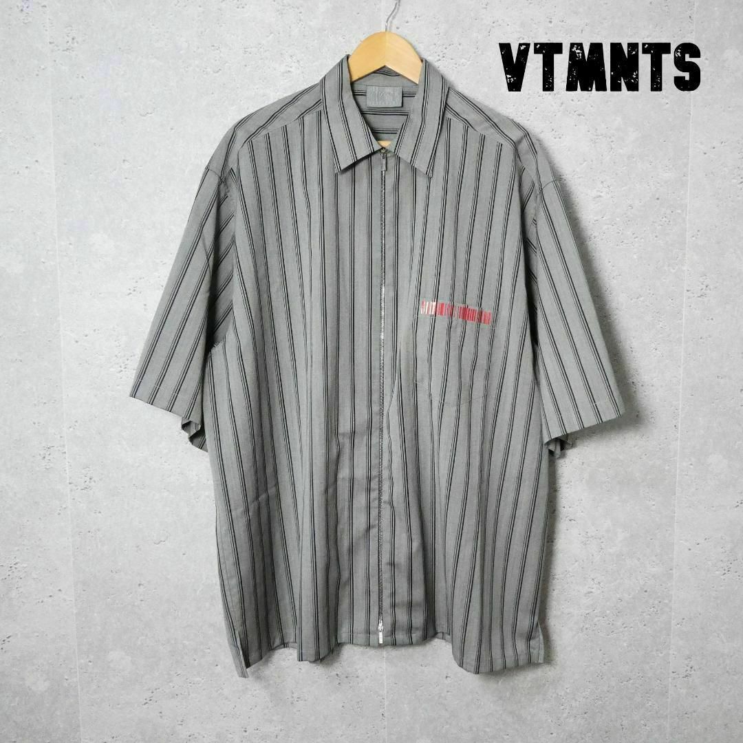 VETEMENTS(ヴェトモン)の極美品 VTMNTS ストライプ柄 シルク混 ロゴ 半袖 ジップアップ シャツ メンズのトップス(シャツ)の商品写真