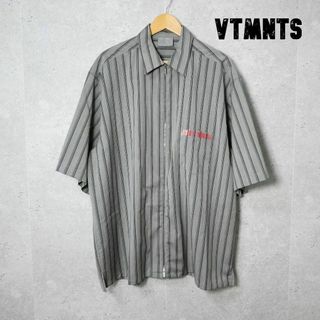 ヴェトモン(VETEMENTS)の極美品 VTMNTS ストライプ柄 シルク混 ロゴ 半袖 ジップアップ シャツ(シャツ)