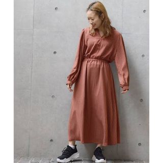 ダブルクローゼット(w closet)の★美品★ W Closet 小紋柄ボリューム袖ワンピース ワンピース(ロングワンピース/マキシワンピース)