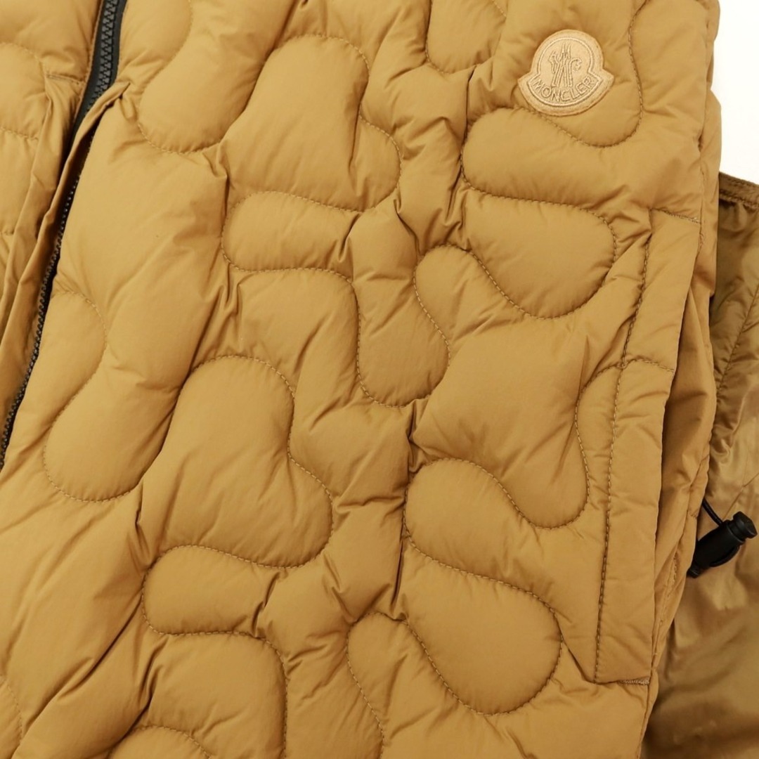 【中古】モンクレール ジーニアス MONCLER GENIUS × Salehe Bembury 2023年秋冬 SIERPINSKI GILET ダウンベスト ライトブラウン【サイズ2】【メンズ】 メンズのジャケット/アウター(ダウンベスト)の商品写真