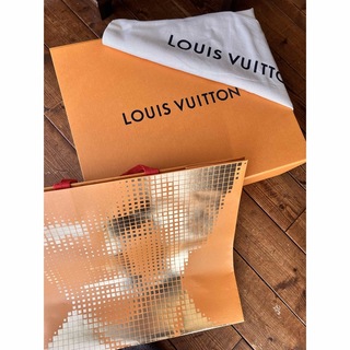 ルイヴィトン(LOUIS VUITTON)のLOUIS VUITTON. 大きめ箱とショッパー(ショップ袋)