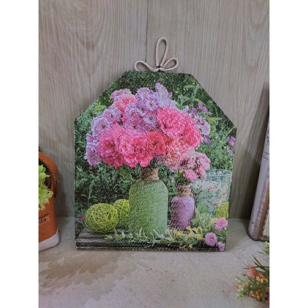 お家型インテリアボード　桜とバラ柄の水差し✕カーネーションのアレンジ ハンドメイドのインテリア/家具(インテリア雑貨)の商品写真