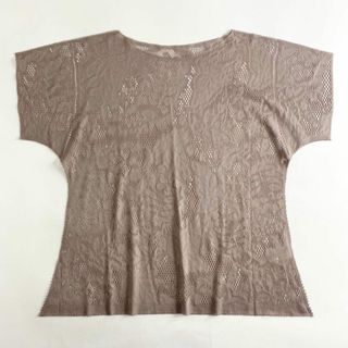 イッセイミヤケ(ISSEY MIYAKE)の28c7 《美品》 me ISSEY MIYAKE ミーイッセイミヤケ 日本製 ショートスリーブ レース ブラウス カットソー 半袖 MI24KK251 ベージュ グレー系 MADE IN JAPAN(カットソー(半袖/袖なし))