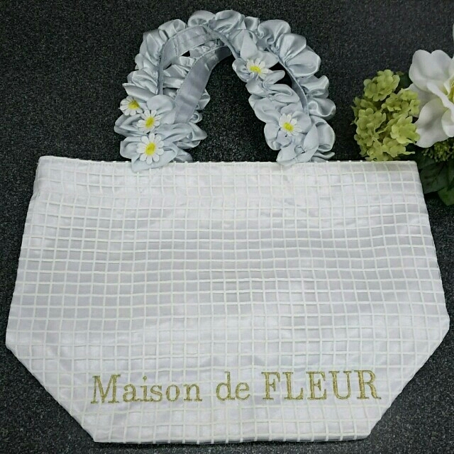 Maison de FLEUR(メゾンドフルール)の【レア♥新品】メゾンドフルール  フラワーフリルトートバッグ レディースのバッグ(トートバッグ)の商品写真