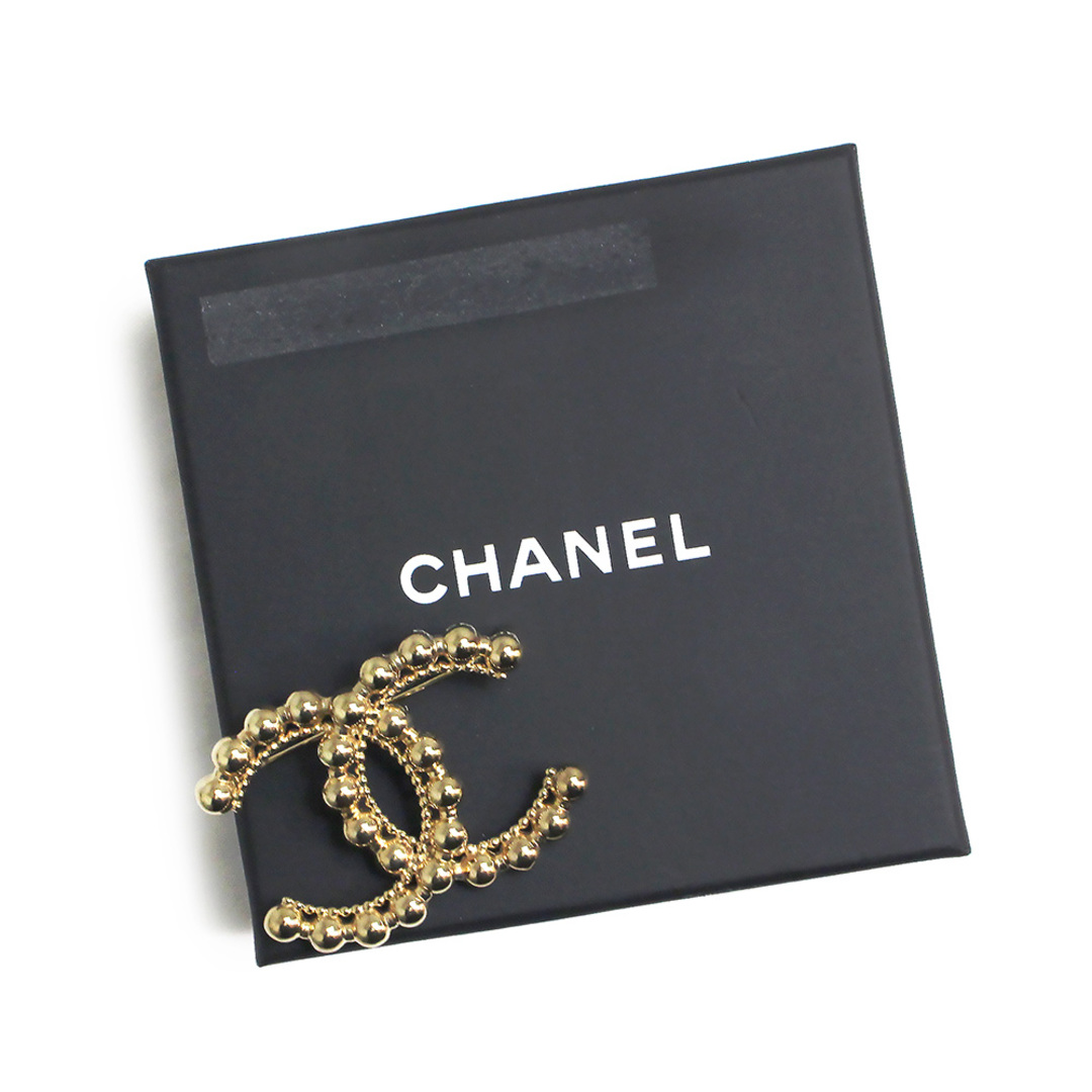 CHANEL(シャネル)のシャネル ココマーク ボールチェーン ブローチ ゴールド AB7778 CHANEL（新品・未使用品） レディースのアクセサリー(ブローチ/コサージュ)の商品写真