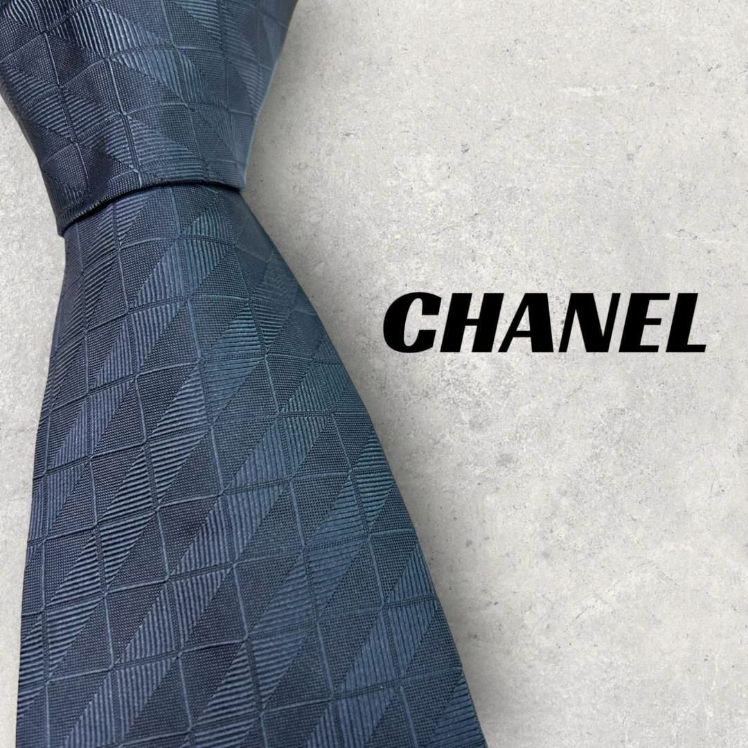 CHANEL(シャネル)の【5935】美品！シャネル　ネクタイ　ネイビー系　薄手　シルバーチェーン. メンズのファッション小物(ネクタイ)の商品写真