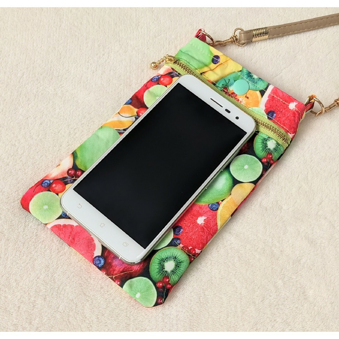 ☆ハンドメイド　スマホポシェット　ショルダーバッグ　プリント　フルーツ柄☆ ハンドメイドのファッション小物(バッグ)の商品写真