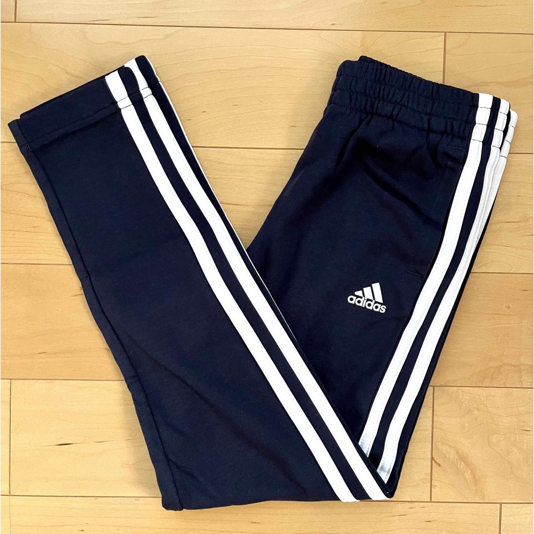 adidas(アディダス)のアディダス スウェットパンツ キッズ adidas 130cm 紺色☆新品未使用 キッズ/ベビー/マタニティのキッズ服男の子用(90cm~)(パンツ/スパッツ)の商品写真