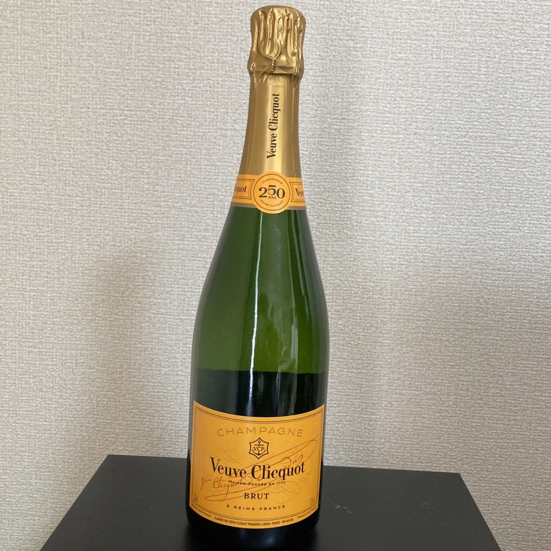 ヴーヴ・クリコ VEUVE CLICQUOT YELLOW LABEL 食品/飲料/酒の酒(シャンパン/スパークリングワイン)の商品写真