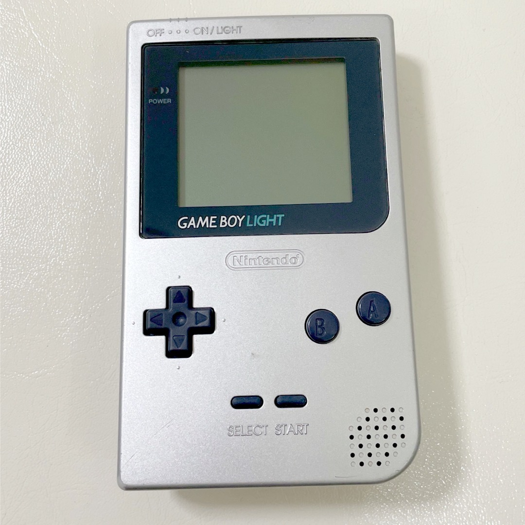 ゲームボーイ(ゲームボーイ)のゲームボーイライト シルバー 本体 レトロゲーム GAME BOY LIGHT エンタメ/ホビーのゲームソフト/ゲーム機本体(携帯用ゲーム機本体)の商品写真