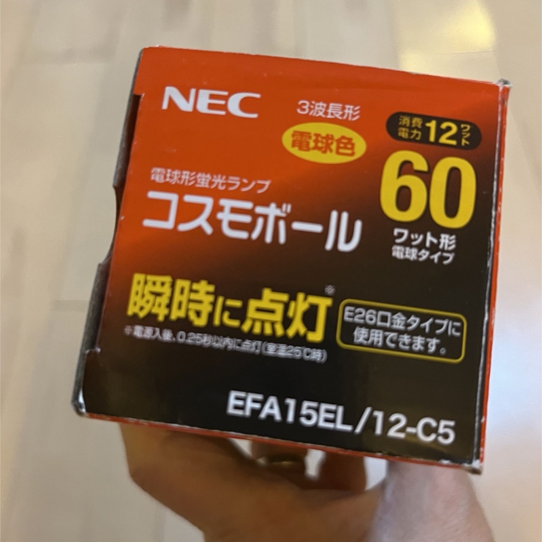 NEC(エヌイーシー)のNEC電球形蛍光ランプA型コスモボール60W インテリア/住まい/日用品のライト/照明/LED(蛍光灯/電球)の商品写真