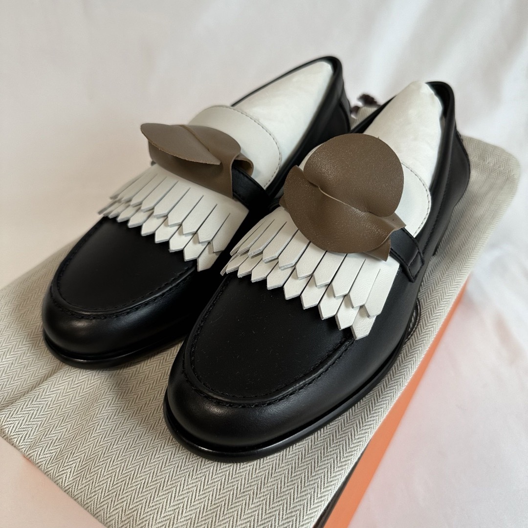 Hermes(エルメス)のエルメス HERMES  モカシン 《デスタン》 フリンジ付き 黒 白 37 レディースの靴/シューズ(ローファー/革靴)の商品写真