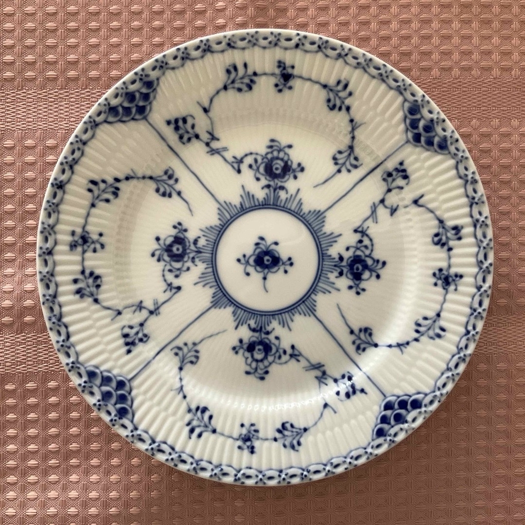 ROYAL COPENHAGEN(ロイヤルコペンハーゲン)の《訳有り》ロイヤルコペンハーゲン ブルーフルーテッド ハーフレース 皿 620 エンタメ/ホビーの美術品/アンティーク(陶芸)の商品写真