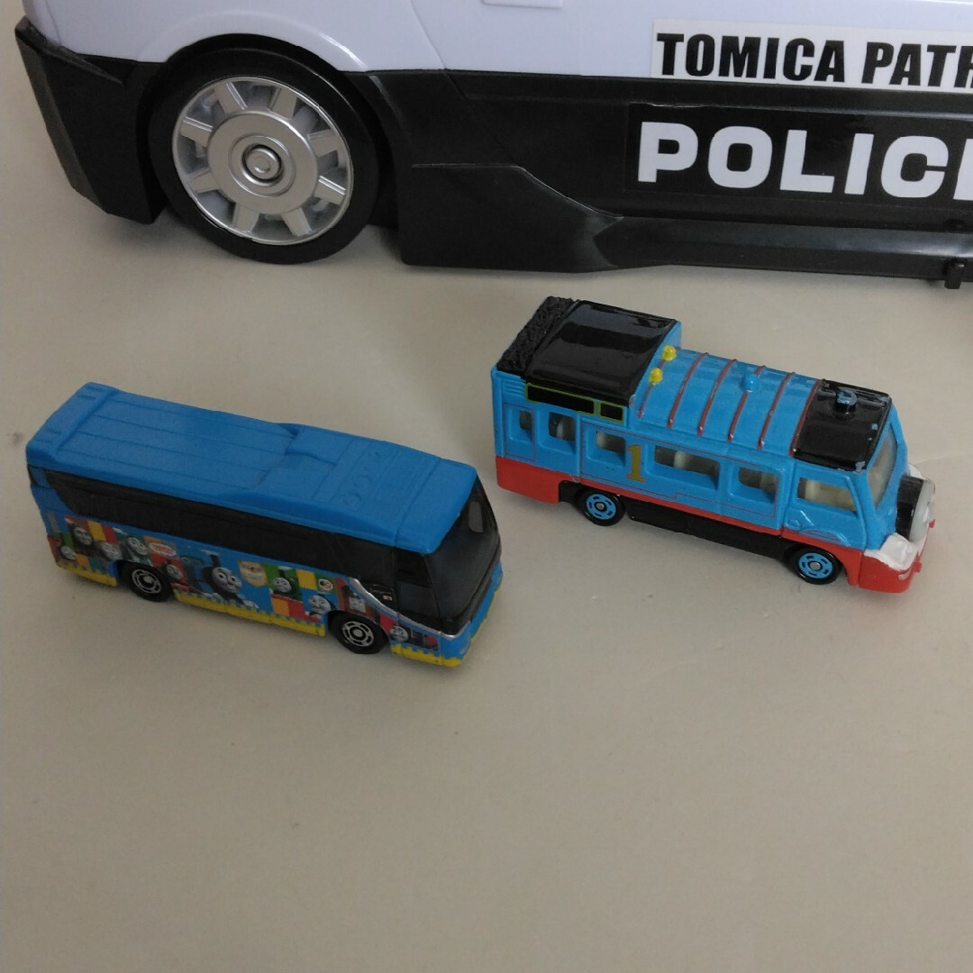 Takara Tomy(タカラトミー)のトミカ ビッグに変形！ デカパトロールカー(1セット) エンタメ/ホビーのおもちゃ/ぬいぐるみ(模型/プラモデル)の商品写真
