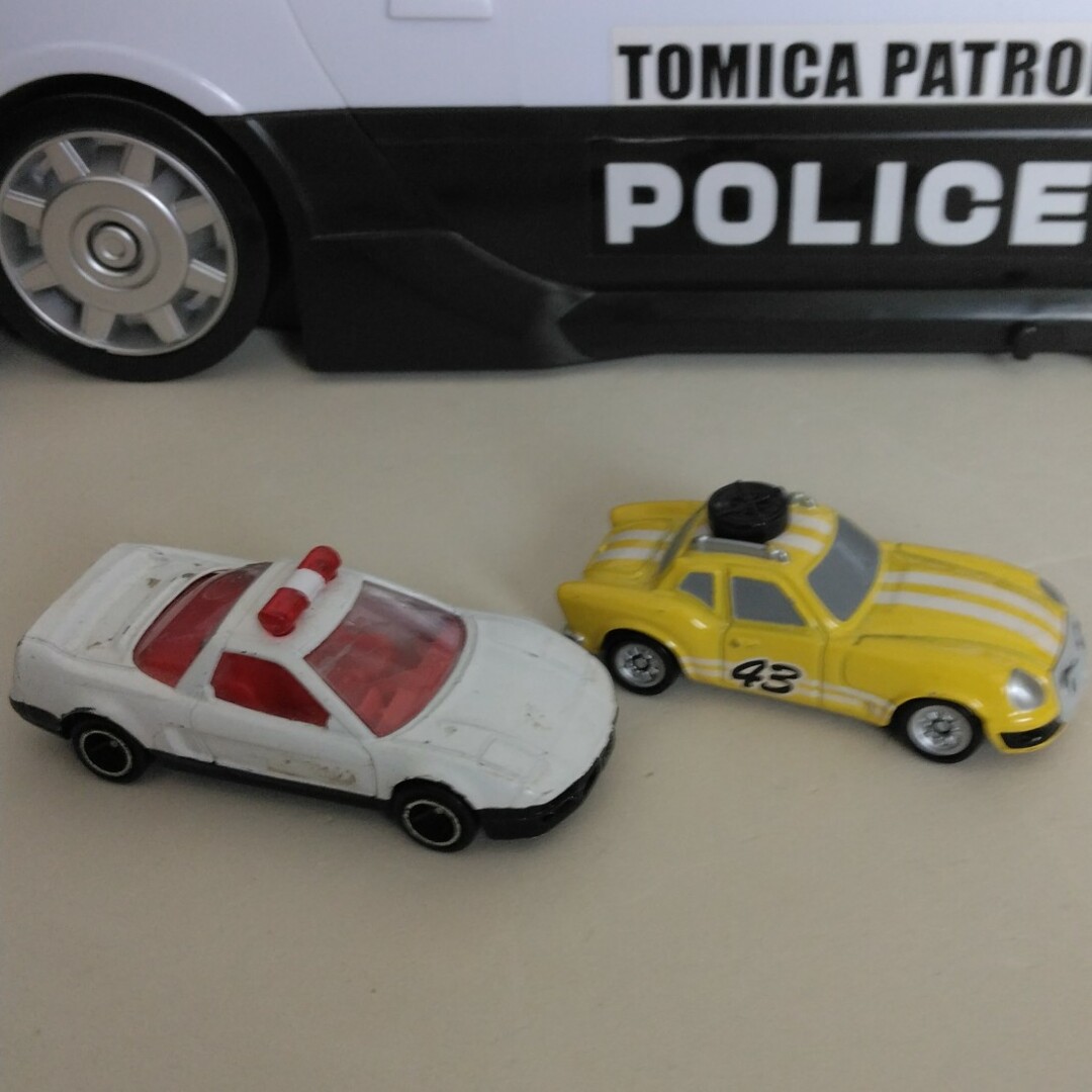 Takara Tomy(タカラトミー)のトミカ ビッグに変形！ デカパトロールカー(1セット) エンタメ/ホビーのおもちゃ/ぬいぐるみ(模型/プラモデル)の商品写真