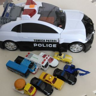 Takara Tomy - トミカ ビッグに変形！ デカパトロールカー(1セット)