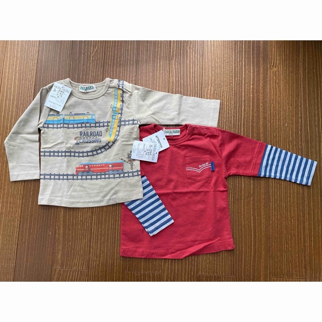 【新品未使用】2枚セット　PAKAPAKA ベビー　ロンT  80  90 キッズ/ベビー/マタニティのキッズ服男の子用(90cm~)(Tシャツ/カットソー)の商品写真