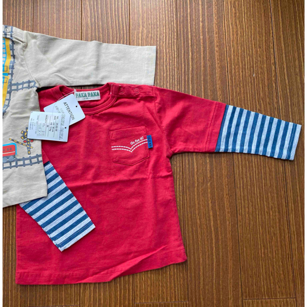 【新品未使用】2枚セット　PAKAPAKA ベビー　ロンT  80  90 キッズ/ベビー/マタニティのキッズ服男の子用(90cm~)(Tシャツ/カットソー)の商品写真