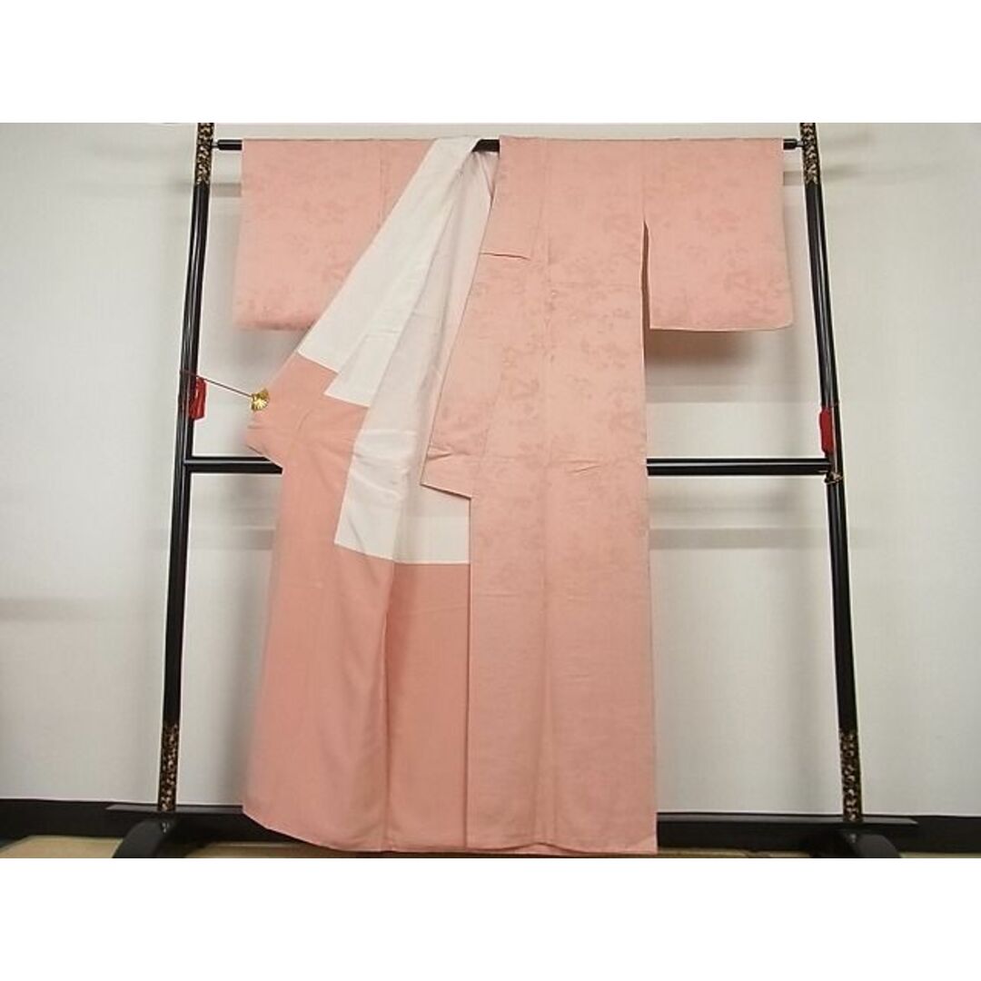 平和屋-こころ店■上質な色無地　人物風景地紋　珊瑚色　着丈157.5cm　裄丈62cm　正絹　逸品　A-br7878 レディースの水着/浴衣(着物)の商品写真