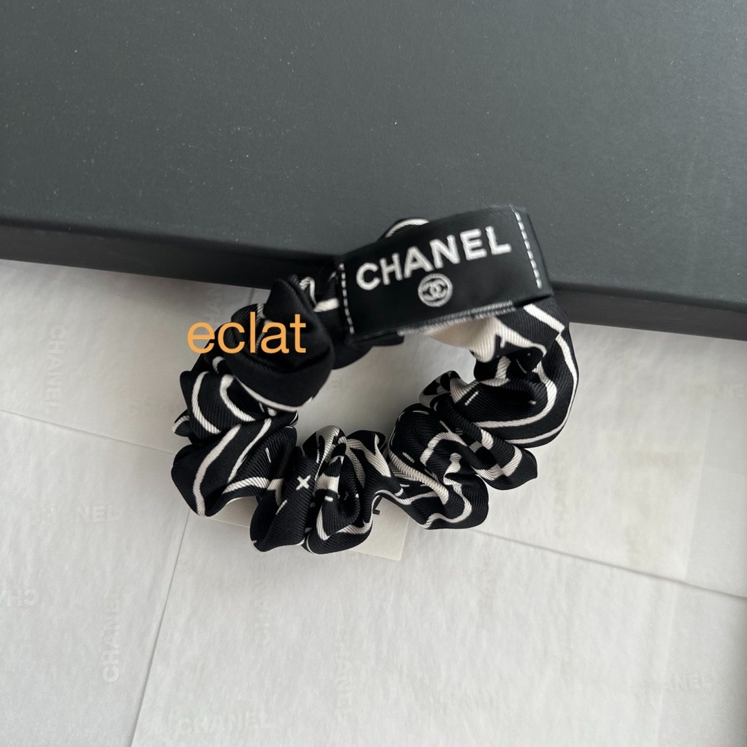 CHANEL(シャネル)のCHANEL シュシュ スカーフ 新品 レディースのヘアアクセサリー(ヘアゴム/シュシュ)の商品写真