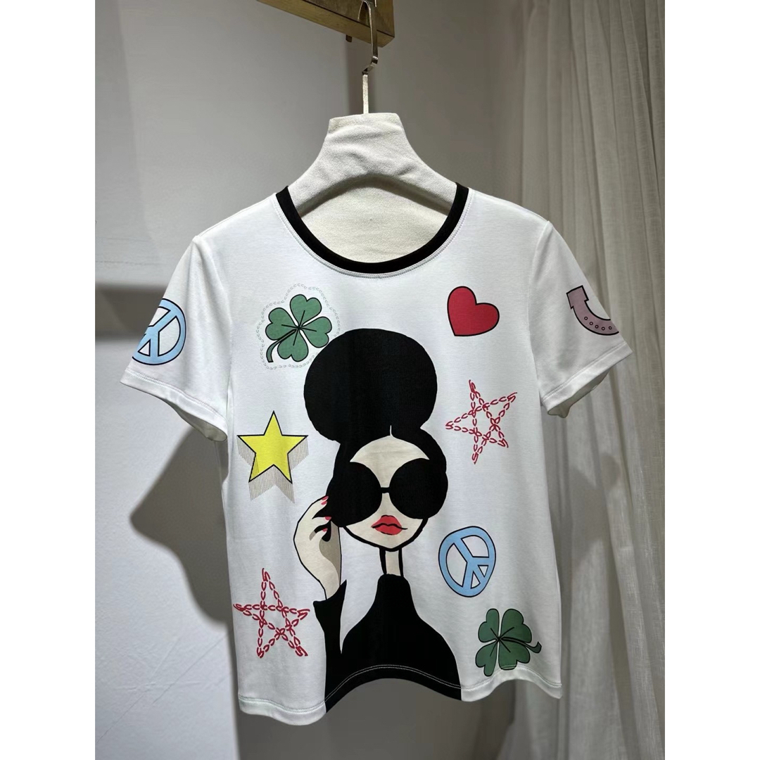 Alice+Olivia(アリスアンドオリビア)の❤️★Alice olive 新作新品　白　人形柄　半袖　綿  Tシャツ レディースのトップス(Tシャツ(半袖/袖なし))の商品写真