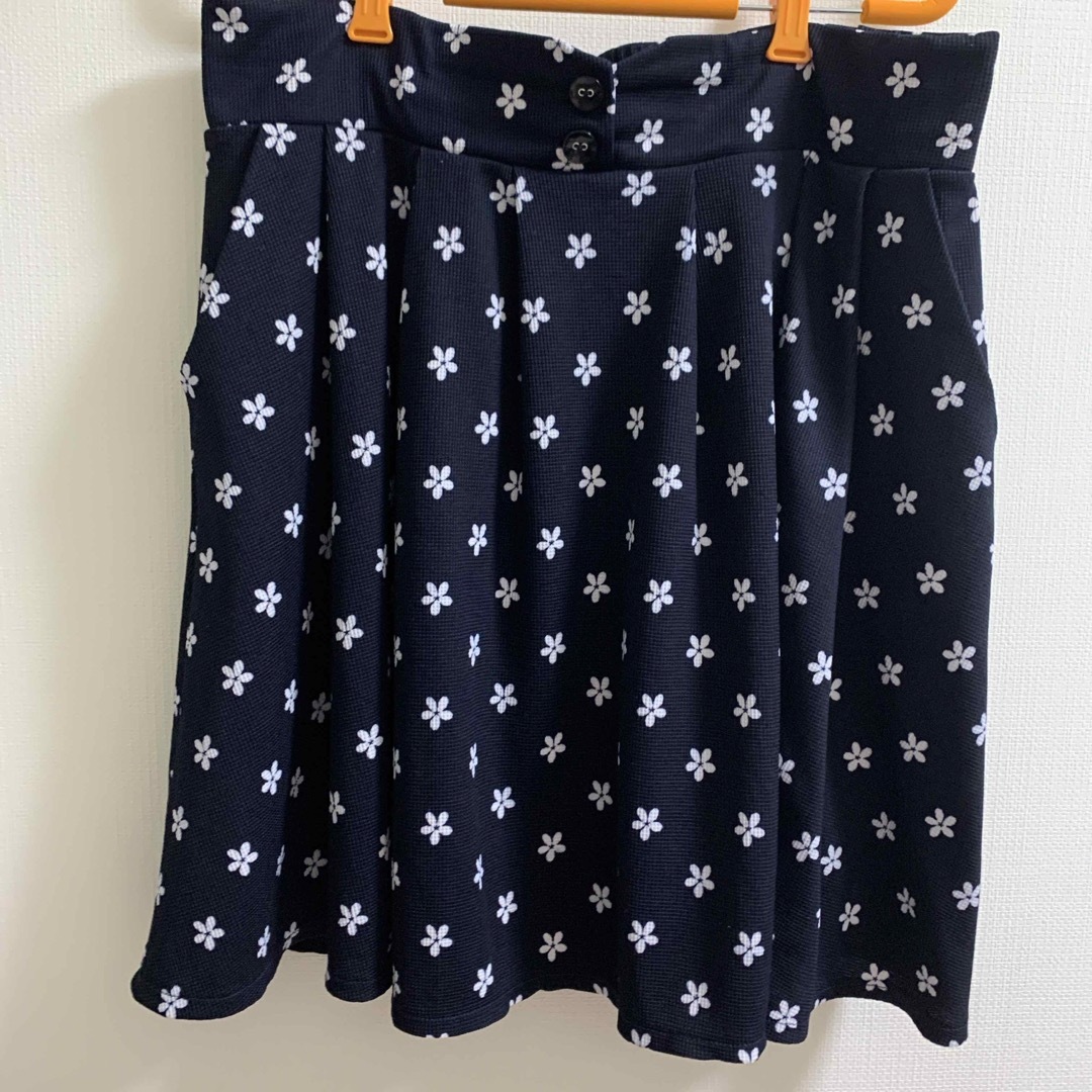 (3L)ネイビー 花柄スカート レディースのスカート(ひざ丈スカート)の商品写真
