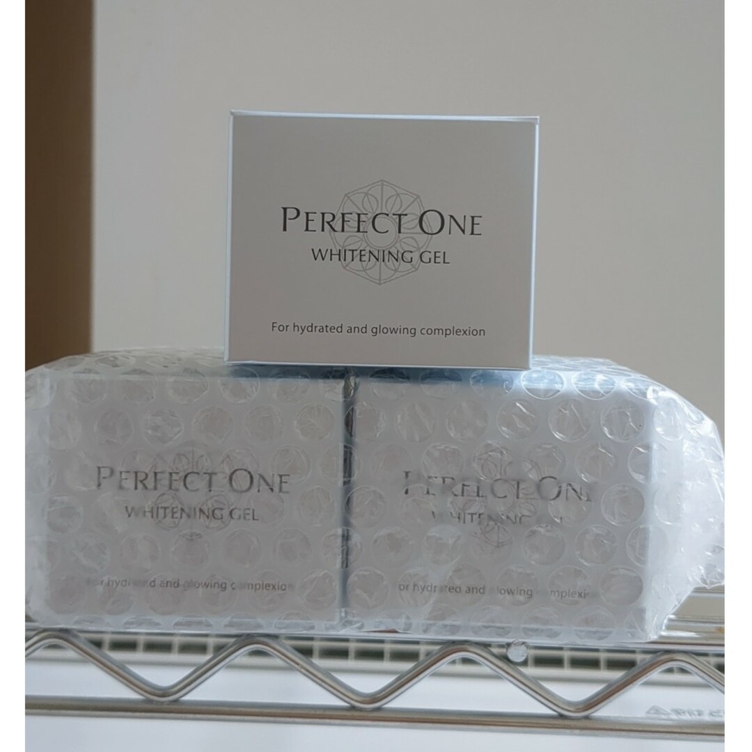 PERFECT ONE(パーフェクトワン)のパーフェクトワン 薬用ホワイトニングジェル 75g３個 コスメ/美容のスキンケア/基礎化粧品(美容液)の商品写真