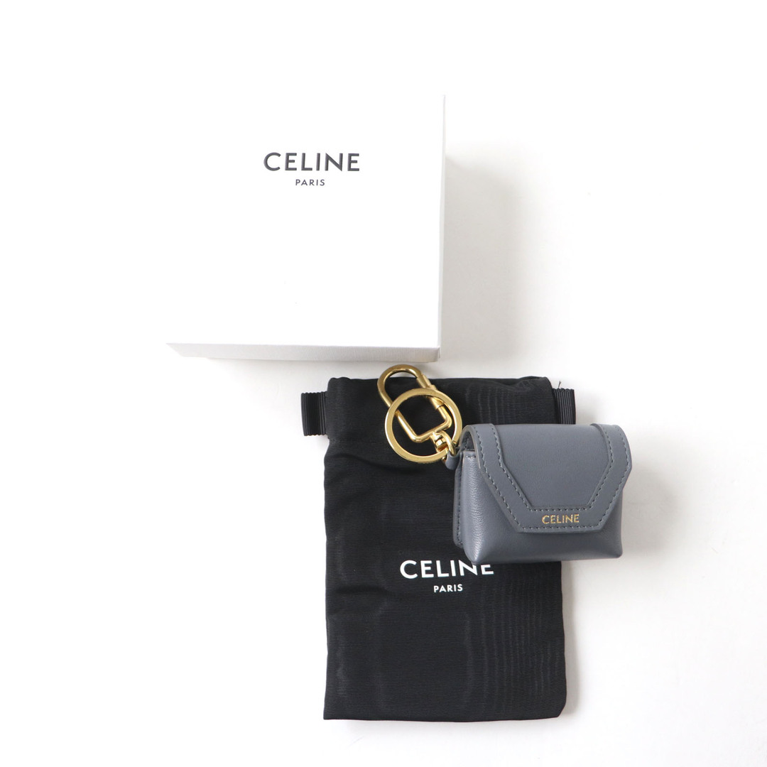 celine(セリーヌ)の極美品 CELINE セリーヌ ロゴ入り キーリング付 レザー エアポッズケース グレー×ゴールド金具 箱・保存袋付き イタリア製 ユニセックス スマホ/家電/カメラのオーディオ機器(ヘッドフォン/イヤフォン)の商品写真