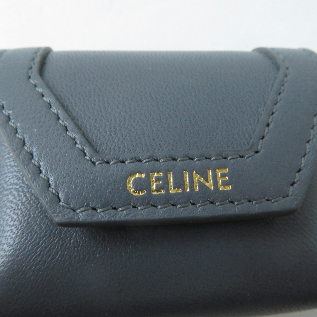 celine(セリーヌ)の極美品 CELINE セリーヌ ロゴ入り キーリング付 レザー エアポッズケース グレー×ゴールド金具 箱・保存袋付き イタリア製 ユニセックス スマホ/家電/カメラのオーディオ機器(ヘッドフォン/イヤフォン)の商品写真