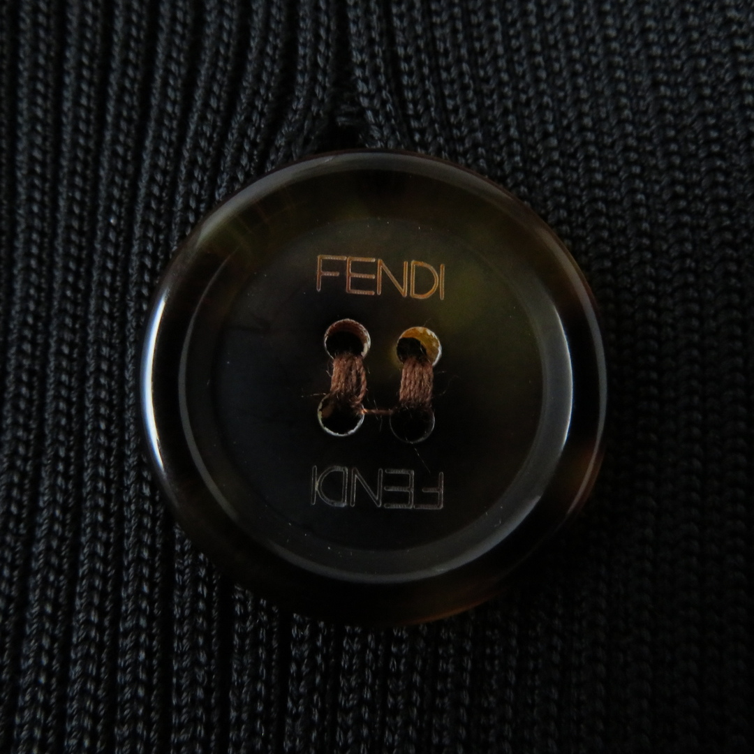 FENDI(フェンディ)の未使用品 FENDI フェンディ 2019年製 ズッカ柄 ロゴボタン付 Vネック 長袖 カーディガン ブラック 40 イタリア製 正規品 レディース レディースのトップス(カーディガン)の商品写真