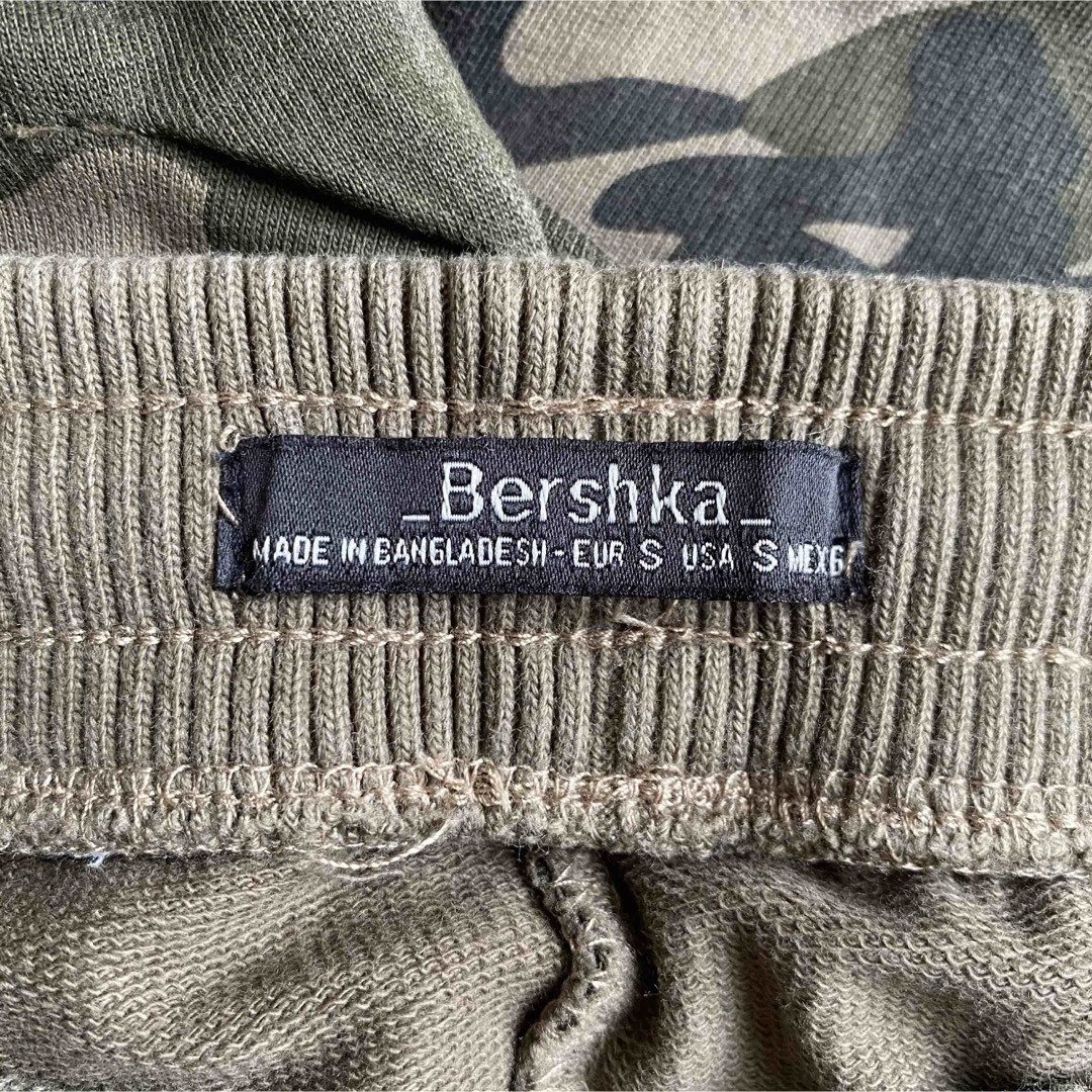 Bershka(ベルシュカ)の【Bershka】カモフラ柄スウェットスカート　Sサイズ レディースのスカート(ひざ丈スカート)の商品写真